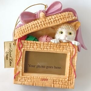 Christmas Collectibles Cat in Wicker Basket Photo Frame Tree  Ornament
